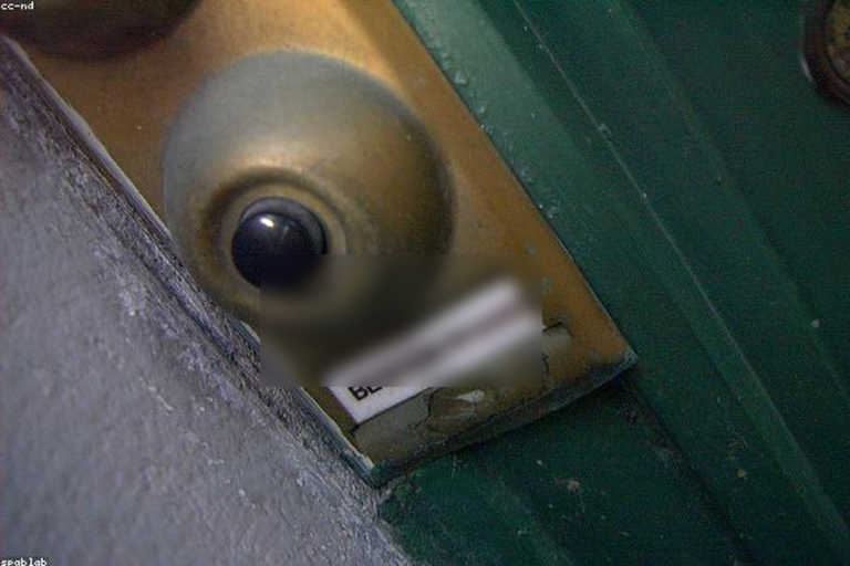 Sonnette connectée installée près d’une porte d’entrée