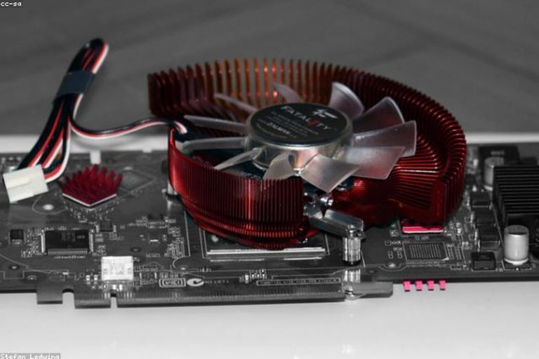Carte graphique posée sur un établi de montage PC