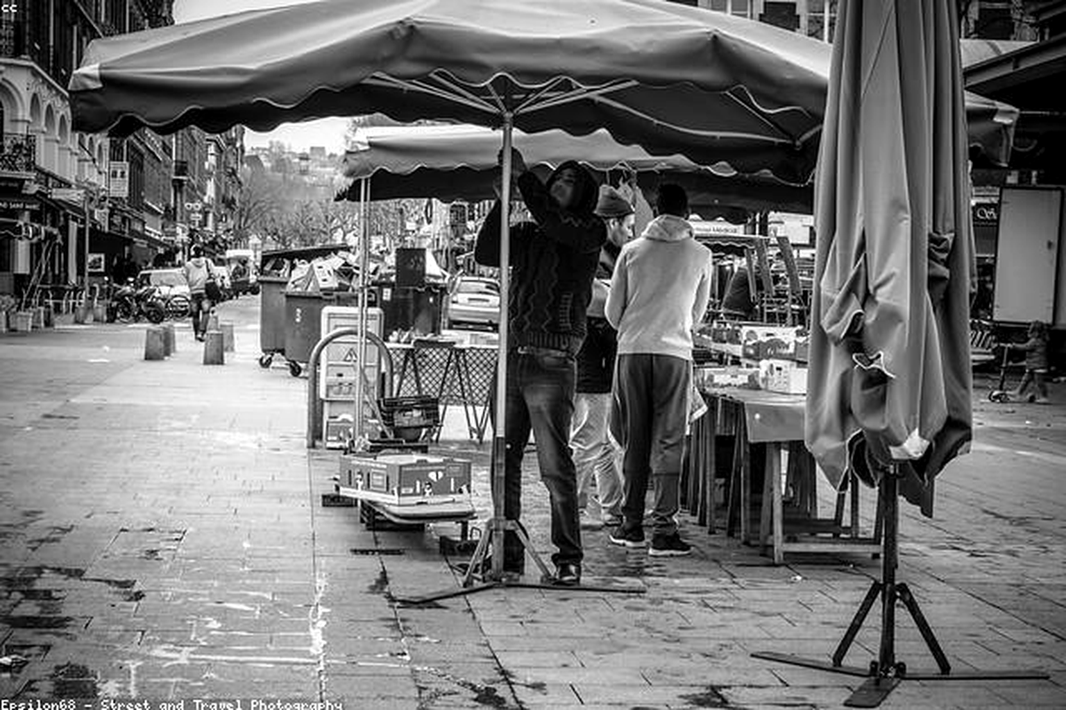 Rue animée avec terrasse et ambiance de sortie en ville